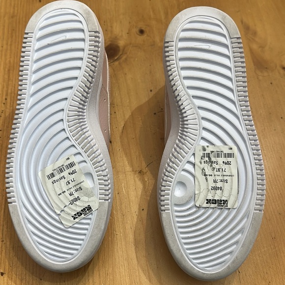 Never worn Nike pink leather shoes - Picture 3 of 4